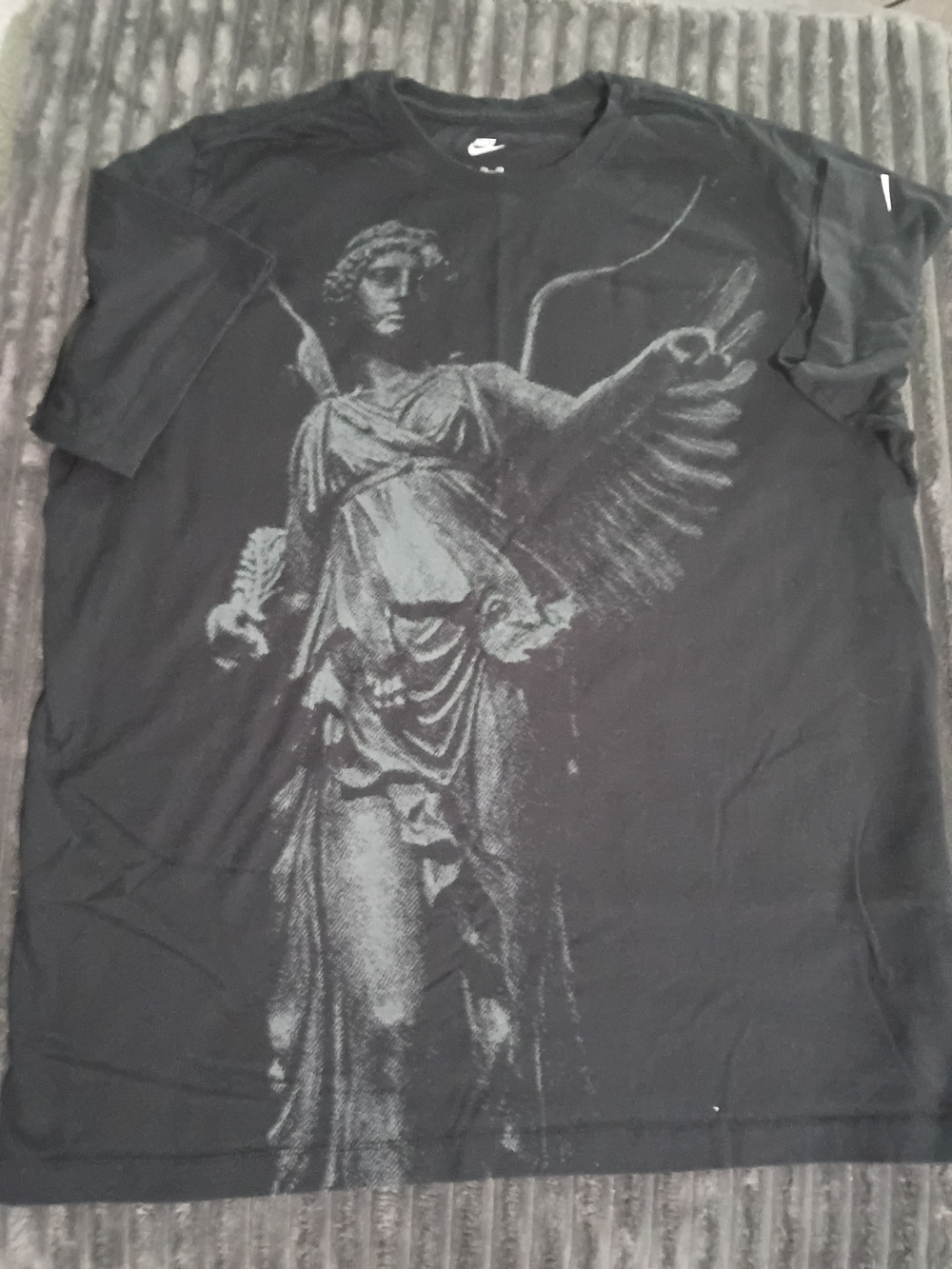 Nike Black Short-Sleeve Tee with Gray Statue Graphic XL